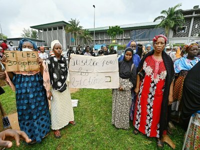 Un groupe de victimes de violences post-électorales en Côte d'Ivoire en 2010 manifestent contre le retour de Laurent Gbagbo dans son pays, à Abidjan le 10 mai 2021 - Issouf SANOGO [AFP/Archives]