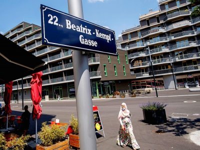 Une femme marche dans une rue qui porte le nom de l'écrivaine Beatrix Kempf à Seestadt, dans la banlieue de Vienne, le 8 juin 2021 - JOE KLAMAR [AFP]