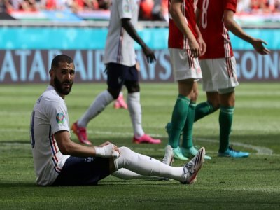 L'attaquant français Karim Benzema à terre lors du match de l'Euro contre la Hongrie le 19 juin 2021 à Budapest - BERNADETT SZABO [POOL/AFP]