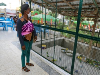 Aïsha, migrante guinéenne, se promène avec sa fille à Médenine, le 2 juin 2021 en Tunisie - FATHI NASRI [AFP]