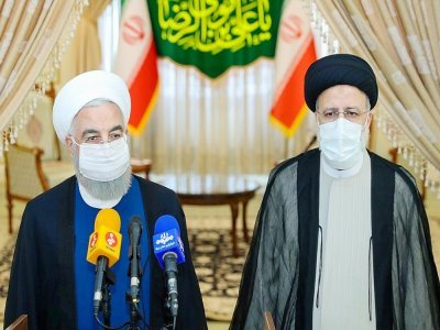 Le président iranien sortant Hassan Rohani (g) et le nouveau président élu Ebrahim Raïssi, lors d'une conférence de presse, le 19 juin 2021 à Téhéran - STRINGER [Présidence iranienne/AFP]