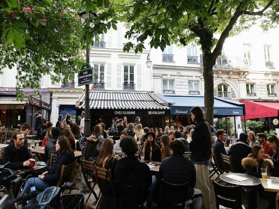 Des personnes à la terrasse de cafés, le 19 mai 2021 à Paris - THOMAS COEX [AFP/Archives]