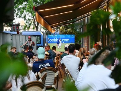 Des personnes regardent le match de l'Euro France-Allemagne à la terrasse d'un bar, le 15 juin 2021 à Strasbourg - Frederick FLORIN [AFP/Archives]