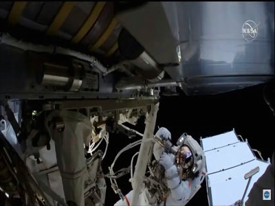 Image fournie par la Nasa, le 20 juin 2021, de l'astronaute français Thomas Pesquet (d) lors d'une sortie dans l'espace pour terminer l'installation de nouveaux panneaux solaires pour l'ISS - Handout [NASA TV/AFP]