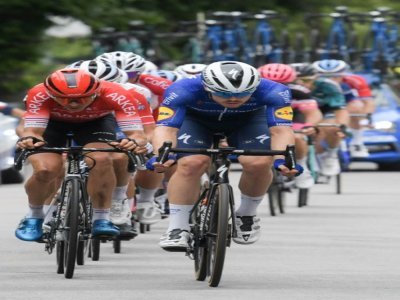 Rémi Cavagna emmène un groupe  d'échappés, lors de la course sur route aux Championnats de France, le 20 juin 2021 à Epinal - SEBASTIEN BOZON [AFP]