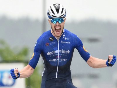 La joie de Rémi Cavagna, après avoir remporté le titre de champion de France sur route, le 20 juin 2021 à Epinal - SEBASTIEN BOZON [AFP]