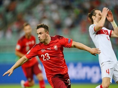 Le milieu de terrain suisse Xherdan Shaqiri marque le 3e but, et son 3e du match contre la Turquie, lors de la 2e journée du groupe A à l'Euro 2020, le 20 juin 2021 à Bakou - OZAN KOSE [POOL/AFP]
