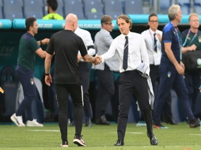 Le sélectionneur italien Roberto Mancini salue son homologue gallois, Robert Page, après la victoire (1-0) de la Squadra Azzura, lors de la 3e journée du groupe A à l'Euro 2020, le 20 juin 2021 à Rome - Mike Hewitt [POOL/AFP]