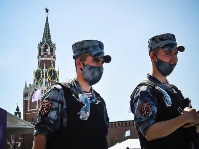 Deux soldats de la Garde nationale russe en patrouille sur la place Rouge, le 18 juin 2021 à Moscou - Alexander NEMENOV [AFP]