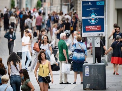 Des piétons sans masque dans une rue de Nantes, le 17 juin 2021 en France - LOIC VENANCE [AFP/Archives]