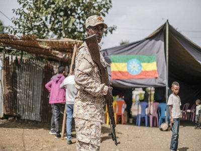 Un membre des Forces spéciales Amhara garde un bureau de vote pendant que le matériel électoral est en cours d'acheminement, à Bahir Dar, en Ethiopie, le 20 juin 2021 - EDUARDO SOTERAS [AFP]