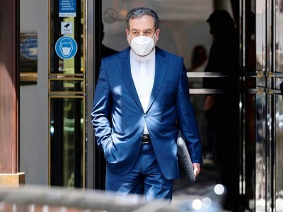 Le négociateur en chef de l'Iran, Abbas Araghchi, sort du Grand Hôtel de Vienne après une réunion sur la question du nucléaire iranien, le 20 juin 2021 - JOE KLAMAR [AFP]