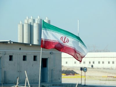 Le drapeau iranien devant la centrale nucléaire de Bouchehr, le 10 novembre 2019 dans le sud de l'Iran - ATTA KENARE [AFP/Archives]