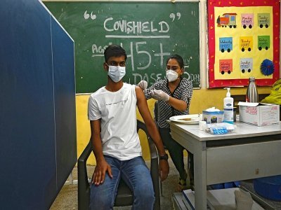 Un infirmier administre une dose de vaccin anti Civid-19 dans un centre de vaccination de New Delhi le 21 juin 2021 - Money SHARMA [AFP]