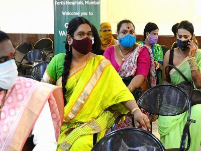 Des membres de la communauté transgenre attendent de recevoir une dose de vaccin anti Covid-19 dans un hôpital de Bombay le 20 juin 2021 - Sujit Jaiswal [AFP]
