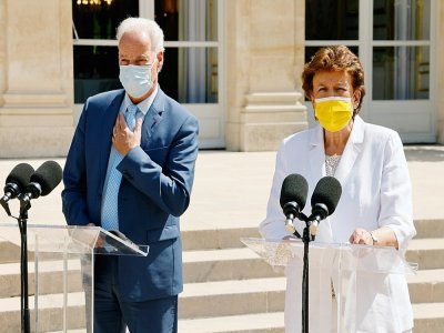 Le ministre français délégué au PME Alain Griset (g) et la ministre française de la Culture Roselyne Bachelot dans la cour du palais de l'Elysée à Paris, le 21 juin 2021 - Ludovic MARIN [POOL/AFP]