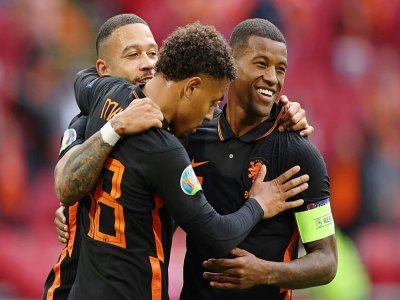Le milieu de terrain néerlandais Georginio Wijnaldum (d), félicité par ses coéquipiers, après avoir marqué le 3e but, et son 2e du match face à la Macédoine du nord, lors de la 3e journée du groupe C à l'Euro 2020, le 21 juin 2021 à Amsterdam - Kenzo Tribouillard [POOL/AFP]