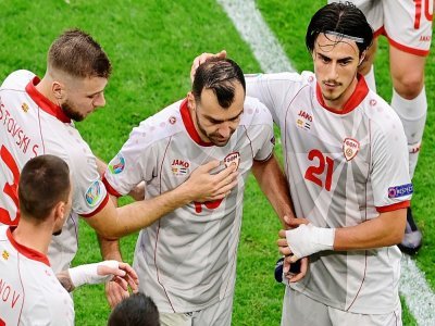 Le capitaine et attaquant de la Macédoine du nord, Goran Pandev, quitte le terrain en larmes au milieu d'une haie d'honneur de ses coéquipiers, après sa dernière sélection, lors du match contre les Pays-Bas, comptant pour la 3e journée du groupe C à - Olaf Kraak [POOL/AFP]