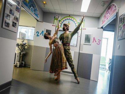 Les étoiles de l'Opéra de Paris Hugo Marchand et Dorothée Gilbert dansent à l'hôpital Necker-Enfants malades à Paris, le 11 juin 2021 - Lucas BARIOULET [AFP/Archives]