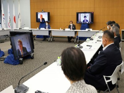 Le président du CIO Thomas Bach (sur les écrans) s'exprime lors d'une réunion de coordination à distance avec les membres du comité olympique japonais Tokyo 2020, le 19 mai 2021 à Tokyo au Japon. - YOSHIKAZU TSUNO [POOL/AFP]