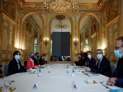 Le président français Emmanuel Macron (3e d) et la présidente de la Commission européenne Ursula Von der Leyen (2e g), le 23 juin 2021 à Paris - GONZALO FUENTES [POOL/AFP]