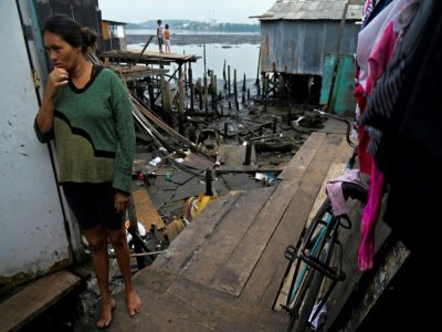 Une habitante de la favela sur pilotis Dique da Vila Gilda, à Santos, le 10 juin 2021 - Miguel SCHINCARIOL [AFP]