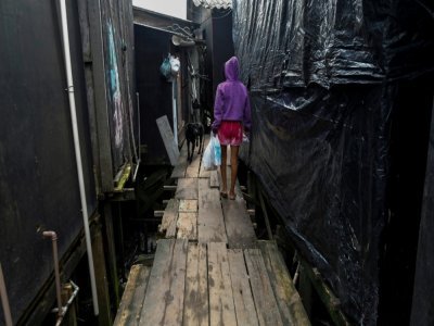 Une passerelle de la favela Dique da Vila Gilda, à Santos, le 10 juin 2021 - Miguel SCHINCARIOL [AFP]