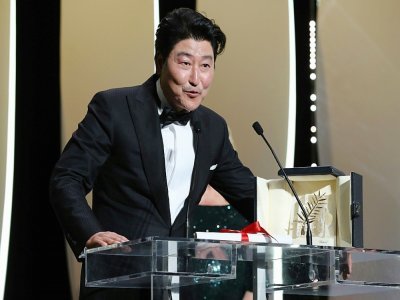 L'acteur sud coréen Song Kang-ho à Cannes le 25 mai 2019 après la Palme d'Or reçue par "Parasite" - Valery HACHE [AFP/Archives]