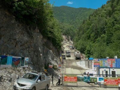 La route d'accès empruntée par les camions vers une carrière de pierre à Ikizdere, en Turquie, le 7 juin 2021 - BULENT KILIC [AFP]