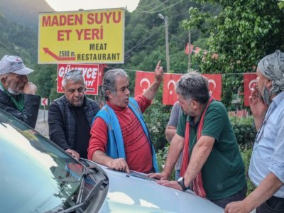 Des villageois discutent avec le directeur (3e à g) de la carrière de pierre d'Ikizdere, en Turquie, le 7 juin 2021 - BULENT KILIC [AFP]