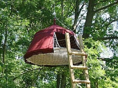 Une tente suspendue dans la forêt du Woody Park de Fécamp - Site internet Woody Park