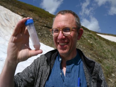 Eric Maréchal, meneur du projet Alpalga, collecte de la microalgue "sanguina", le 18 juin 2021 près de Villar d'Arêne - PHILIPPE DESMAZES [AFP/Archives]