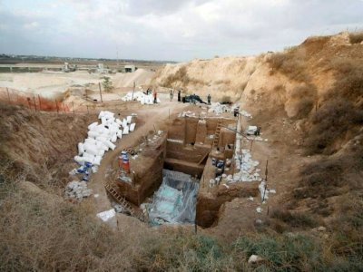 Photo diffusée le 24 juin 2021 par le département d'archéologie de l'Université hébraïque de Jérusalem et l'Université de Tel-Aviv, des fouilles archéologiques près de Ramla où ont été découverts des restes humains préhistoriques qui n'ont pu être at - - [TEL AVIV UNIVERSITY/AFP]
