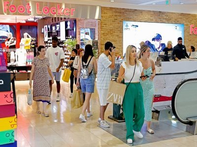 Des personnes faisant des courses sans masque dans un centre commercial de Tel Aviv, en Israël, le 15 juin 2021 - JACK GUEZ [AFP]