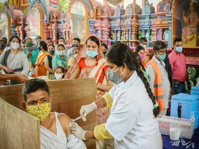 Vaccination à l'extérieur d'un temps hindou à Hyderabad, en Inde, le 25 juin 2021 - NOAH SEELAM [AFP]