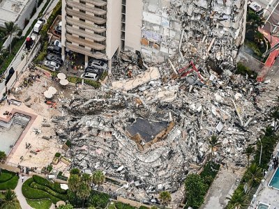 Après l'effondrement d'un immeuble à Surfside, en Floride, le 24 juin 2021 - CHANDAN KHANNA [AFP]