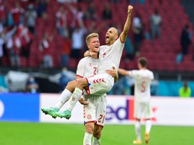 Les attaquants danois Andreas Cornelius (g) et Martin Braithwaite fêtent leur victoire contre le Pays de Galles en 8e de finale de l'Euro, à Amsterdam, le 26 juin 2021 - Olaf Kraak [POOL/AFP]