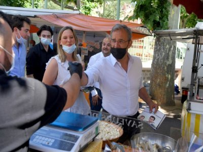 Thierry Mariani (RN), candidat pour la région Provence-Alpes-Côte-d'Azur (Paca) rencontre des personnes sur un marché des Arcs, le 24 juin 2021 - Nicolas TUCAT [AFP]