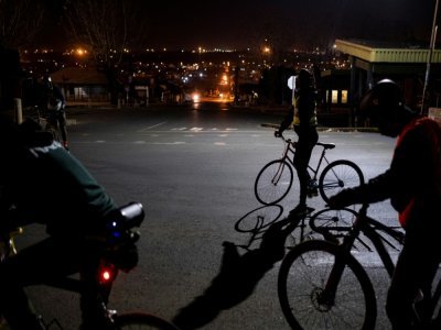 Petite pause pour les Biking Bandits dans les rues de Soweto, le 24 juin 2021 - Emmanuel Croset [AFP]