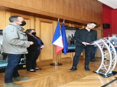Mathieu Johann a remercié Nikos Aliagas pour sa venue. À sa gauche, Emmanuelle Lejeune, maire de Saint-Lô. - Alice Bouton