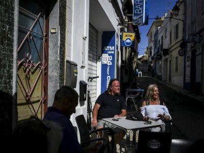 Des touristes assis en terrasse dans un restaurant de Portimao, en Algarve, dans le sud du Portugal, le 17 mai 2021 - PATRICIA DE MELO MOREIRA [AFP/Archives]