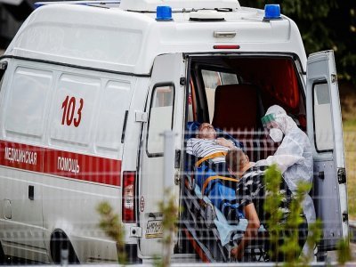 Des personnels soignants prennent en charge un homme à son arrivée à l'hôpital, à Kommunarka près de Moscou, le 30 juin 2021 - Dimitar DILKOFF [AFP]