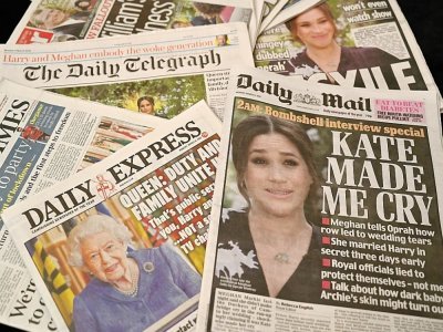 Des Unes de journaux britanniques au lendemain de l'interview donnée par le prince Harry et son épouse Meghan Markle à la star des écrans américains Oprah Winfrey, le 8 mars 2021 - Glyn KIRK [AFP]