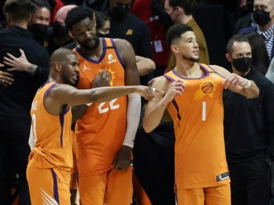 Devin Booker (d), Deandre Ayton (c) et Chris Paul des Phoenix Suns célèbre leur qualification en finale de la NBA après leur victoire chez les Los Angeles Clippers le 30 juin 2021 - Harry How [GETTY IMAGES NORTH AMERICA/AFP]