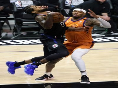 Paul George (g) des LA Clippers est bloqué irrégulièrement par Torrey Craig des Phoenix Suns lors du match 6 de la finale de la conférence Ouest de NBA, le 30 juin 2021 à Los Angeles - Harry How [GETTY IMAGES NORTH AMERICA/AFP]
