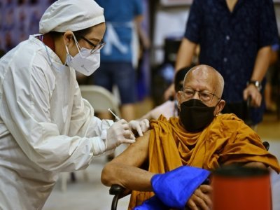 Dans un centre de vaccination contre le Covid-19 à Phuket, le 29 juin 2021 - Lillian SUWANRUMPHA [AFP]