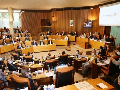 La nouvelle assemblée départementale était réunie pour sa première session plénière le 1er juillet 2021.