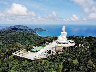 Vue aérienne de la plage de Kata et du Grand Bouddha de Phuket, le 30 juin 2021 - Lillian SUWANRUMPHA [AFP]