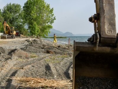 Des pelleteuses sur les rives du lac Ohrid pour démanteler des bars et restaurants jugés non conformes, le 22 juin 2021 en Macédoine du Nord - Robert ATANASOVSKI [AFP]