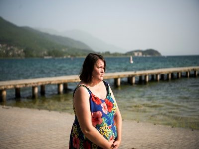 Katerina Vasileska, de l'ONG SOS Ohrid, sur les rives du lac Ohrid, le 22 juin 2021 en Macédoine du Nord - Robert ATANASOVSKI [AFP]